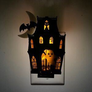 🚫SOLD🚫Bath & Body Works Halloween Haunted House Night Light wallflower plug